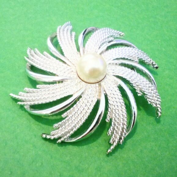 Vintage Sarah Coventry Pinwheel Silvertone Faux Pearl Brooch 1962 - Picture 3 of 6